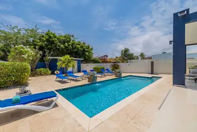 Modern & Spacious 4br3ba w/ Pool & Close to Beach!