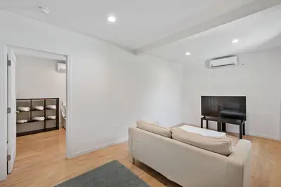 Image de Urban Retreat: Stylish Comfort in Our Cozy Guesthouse