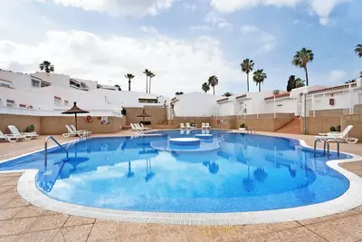 Image de Maison de vacances 'Garden Kid Friendly Apartment' avec piscine partagée, Wi-Fi et climatisation