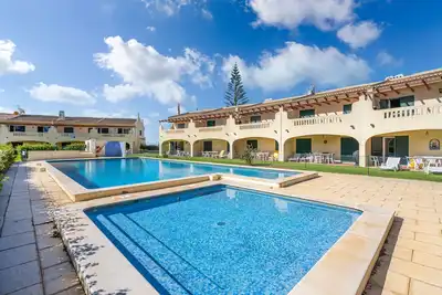 Image de Appartement 'Casa Verão Azul - Porches' avec piscine partagée, terrasse privée et Wi-Fi