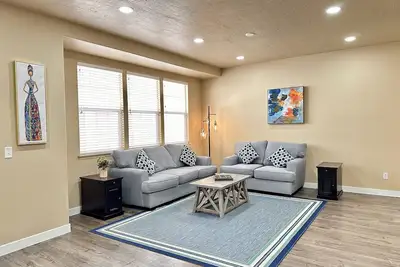 Image de Luxury Gateway, South Jordan Near I-15, Aquarium