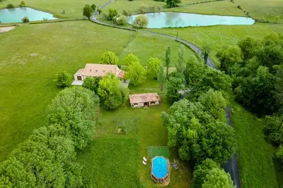 Image de Maison de vacances Nature et Authenticité avec piscine