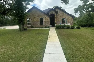 Image de Family friendly newer construction home, 5 min drive to Eagle Mountain Marina.