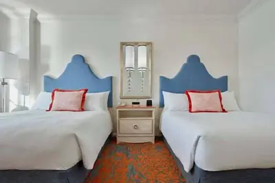 Image de Two Queen One Full Room at a 4⭐️ Hotel
