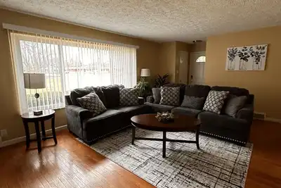 Image de Cozy limestone duplex home centrally located near many of Indy’s landmarks.