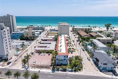 Image de Beachouse! 3 Bedroom Townhouse steps from the beach and broad walk.