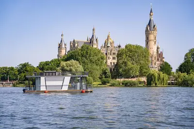 Image de Bateau \"Hausboot Explorer\" avec vue sur lac et terrasse privée