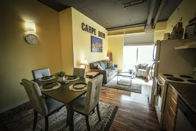 Image de 2 Full Beds, Memorable 1 Bedroom Condo, Downtown Central, Next to Rogers Place