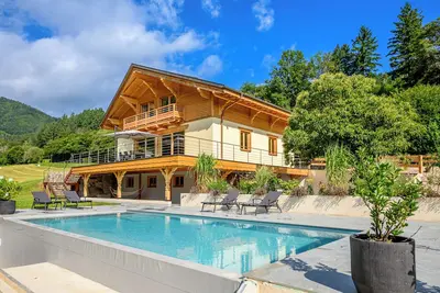Image de Chalet Neuf 10 personnes avec spa et piscine chauffée en pleine nature.