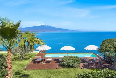 Image de Beautiful sea-front villa with pool