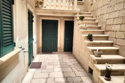 Image de Small house from '600 in an ancient courtyard