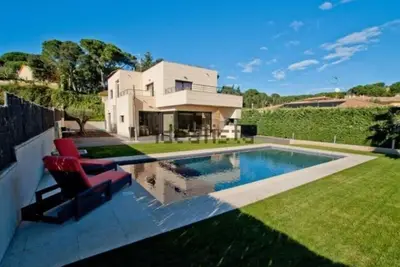 Image de villa moderne climatisée, tout confort, à 3 km de la plage de Platja d'aro