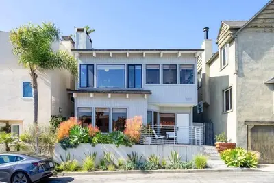 Image de Luxe Retreat Steps to Beach & Shops | Free Parking