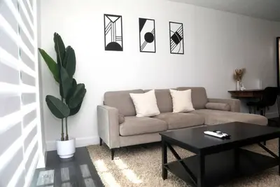 Image de Two Bedroom Condo mins from beach