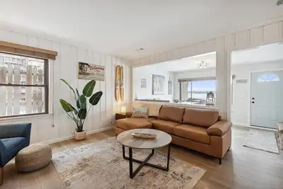 Image de Lakefront Beach Cottage on Private All Sports Elizabeth Lake.
