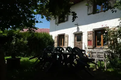 Image de Maison avec jardin au pied de la montagne.