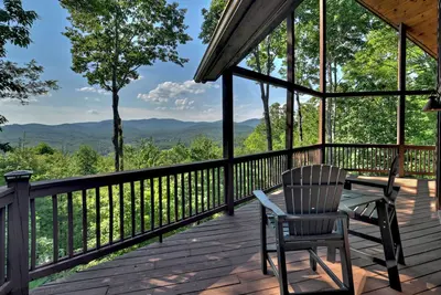 Image de Eagle Ridge, is pet-friendly haven with a full fenced area and offers awe-inspiring mountain views, a bubbling hot tub, cozy outdoor fireplace, and reliable WiFi.