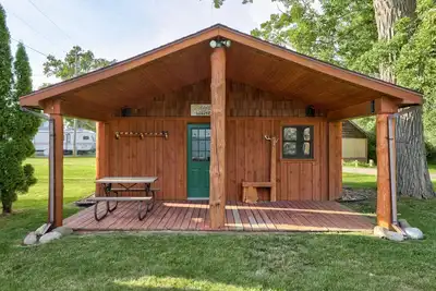 Image de Outdoorsman log cabin near the bay.