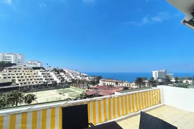 Cosy 2 bedroom apartment with huge balcony and views to cliffs of Los Gigantes