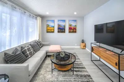 Image de Newly Renovated Stylish & Romantic Home, 5 minutes to Downtown & Ctrain & 17 Ave