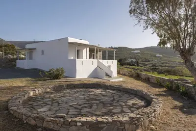 Myrsini Traditional Hillside Cottage, 131m2 house, few kilometres from centre