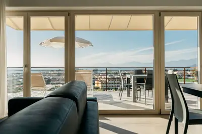 Image de Cozy apartments with breathtaking lake views, close to the center.
