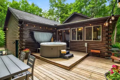 Image de Fort Sassafras - Private Hot Tub, Lake Michigan Beach, Fire Pit, Deck