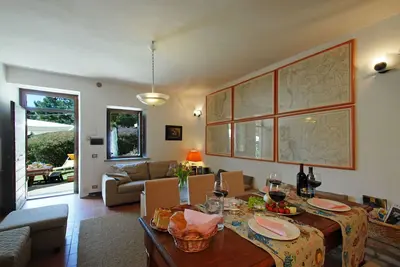 Image de A farmhouse in a large forest on a mountain with an immense view around it.