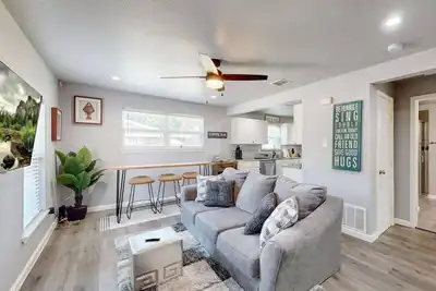 Image de Entertainment Central | Updated Cottage At&T Stad.