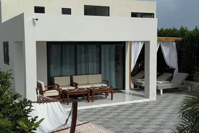Image de Modern 2-Bedr Oceanfront Villa with Hot Tub & Lounge Patio