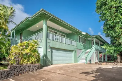 New Listing 4 bedroom steps from Poipu beach Ac hottub