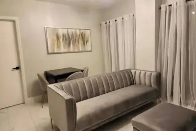 Image de Remodeled family-sized apartment close to restaurants and theme parks.