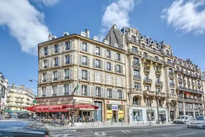 Image de Tranquil Living On Rue Rivoli: Unveiling Parisian Chic In Le Marais