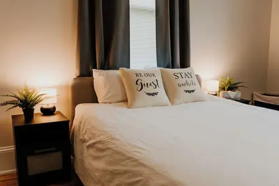 Image de Emerald City Bnb - Cozy Bungalow Mins to Lander University & Self Regional