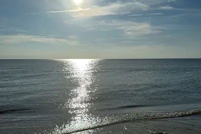 2 Bedroom 1 Full Bath cottage minutes to beach or bay. 3 Person Max Only!