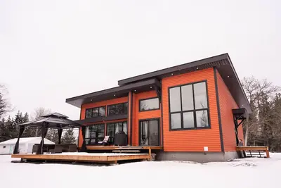 Beautiful and Bright Riverfront Cabin