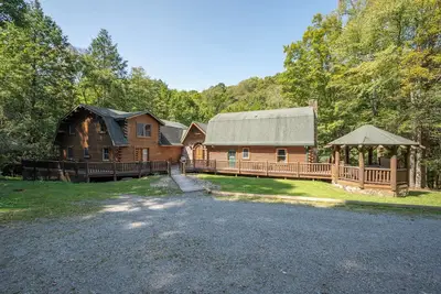 Image de New! Dog Friendly Lodge w/ Hot Tub & Views