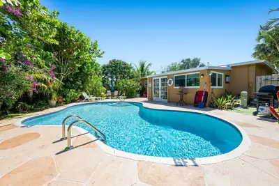 Image de Pool, Grill, & Chill (in Sunroom)