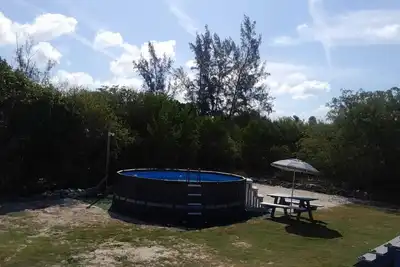 Image de Centrally located family oriented near grocery store, airport, and beach