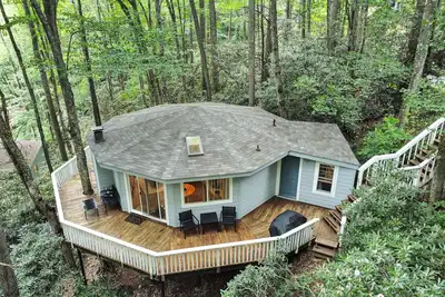 Image de Enchanting Mountain Tree House Hideaway.