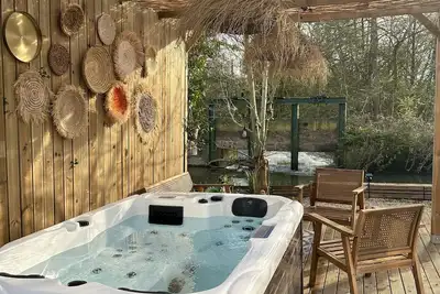 Image de Chalet en bord de rivière avec jacuzzi