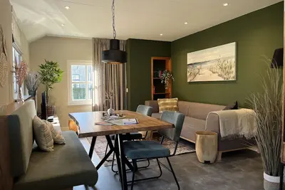 Image de Cozy apartment with excellent kitchen and spacious bathroom.