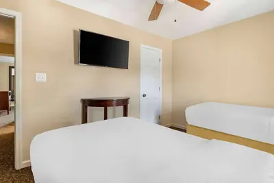 Image de 2 Units w/ Kitchens Perfect for Families, Onsite Pools, Free Parking!