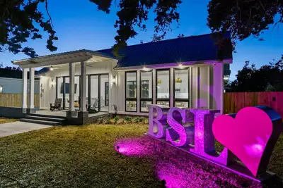 Image de The Luxe on Main is an Ultra Modern, Trendy New Construction in Downtown Bsl