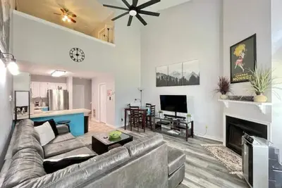 Image de Cozy Wolf Den | Pool | Pickleball | Hot Tub | Golf