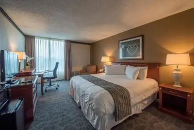 Image de Elegant 2br Suite w Lake View and Pool