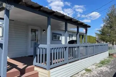 Image de Historic Farmhouse with enclosed porch, fire pit, and pet-friendly front yard.