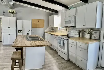 Image de Minutes away from lake and river, Family-sized house.