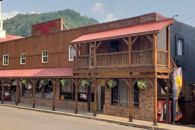 Image de Hatfield McCoy Resort\/Room #1\nSleeps 5, Direct access to  Hatfield McCoy Trails
