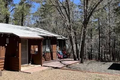 Image de Family-friendly cabin overlooking Billy Creek and the Moonridge Trail.